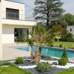 amenagement exterieur galet jardin piscine